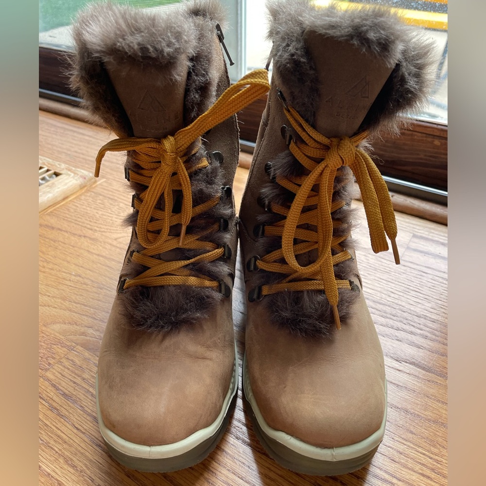 Sorel Alpine Design Waterproof Boots Size 7.5 ✨ Like New ✨